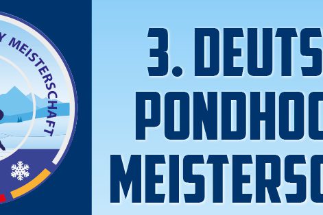 Logo der 3. Deutschen Pondhockey Meisterschaft mit Eishockeyspieler und Berglandschaft im Hintergrund.