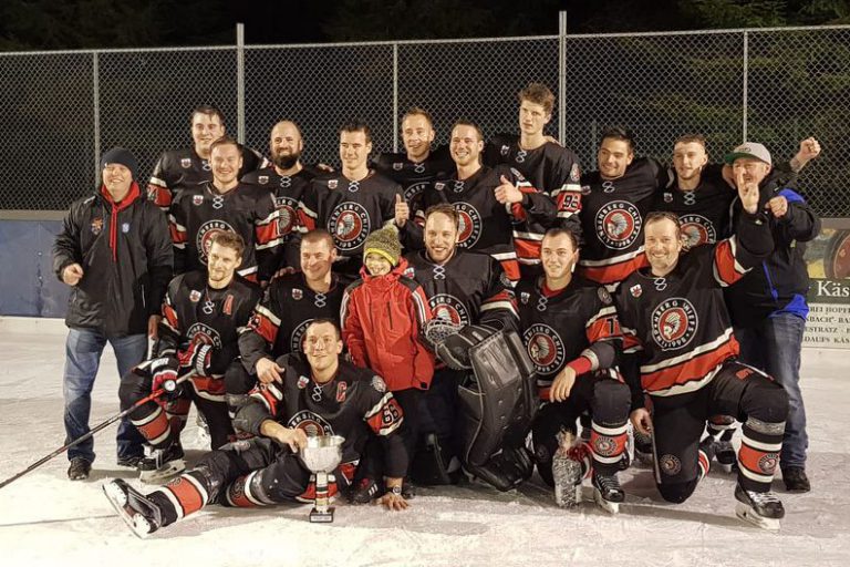 Eishockeyteam in schwarzen Trikots feiert Sieg beim Westallgäu Cup 2019/2020 auf dem Eisplatz Lindenberg.