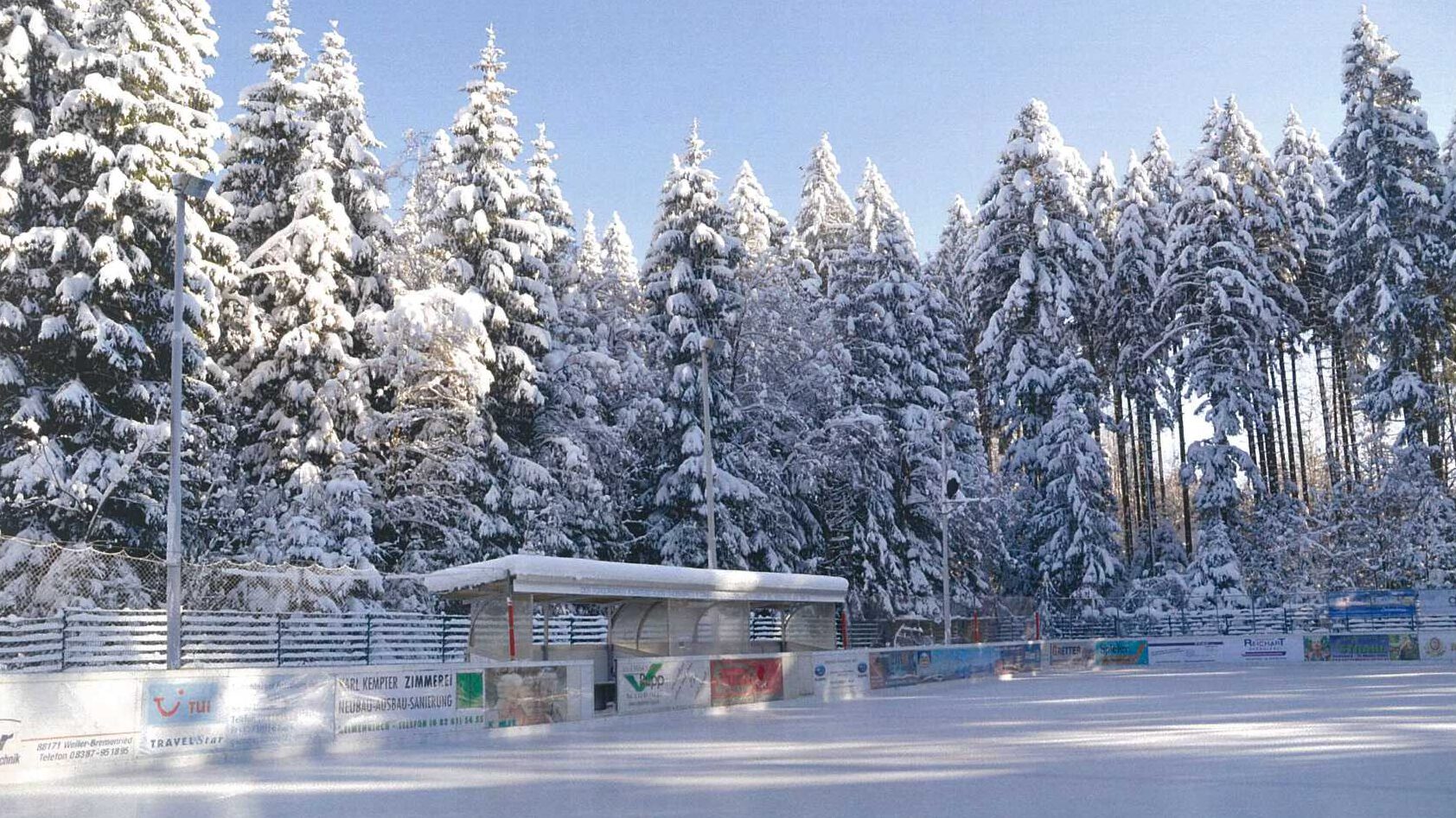 Eisplatz Lindenberg bei Sonne und Schnee
