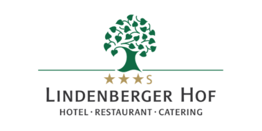 Logo des Lindenberger Hofs mit grünem Baum, drei Sternen und Text "Hotel, Restaurant, Catering".