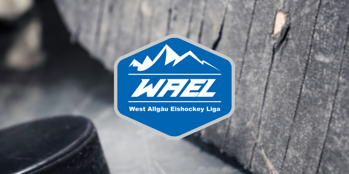 WAEL-Bild (1920 x 600 px) WAEL-Logo auf Eishockeyhintergrund, zeigt West Allgäu Eishockey Liga; Puck und Eisbanden sichtbar.
