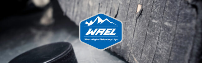 WAEL-Logo auf Eishockeyhintergrund, zeigt West Allgäu Eishockey Liga; Puck und Eisbanden sichtbar.