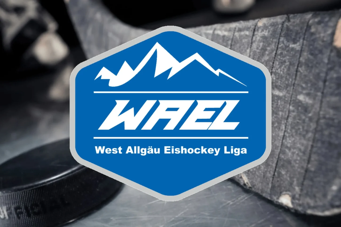 WAEL-Bild-klein Blau-weißes WAEL-Logo der West Allgäu Eishockey Liga vor einem Eishockeyschläger und Puck.