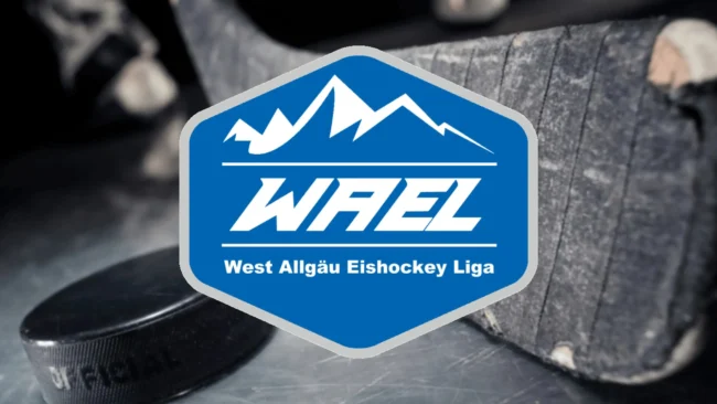 Blau-weißes WAEL-Logo der West Allgäu Eishockey Liga vor einem Eishockeyschläger und Puck.