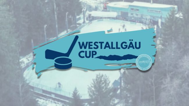 Blaues Logo des Westallgäu Cups mit Eishockeyschläger und Puck, Hintergrund zeigt ein winterliches Kunsteisstadion.
