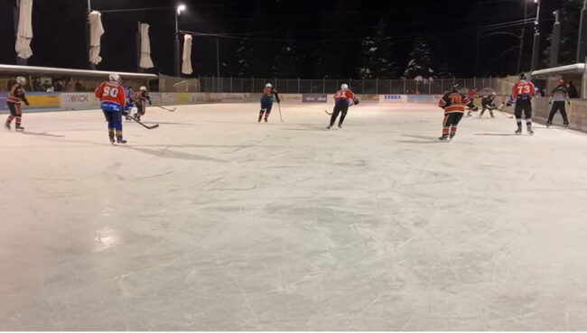 Eishockeyspieler der Teams Chiefs und Weiher Wings beim Spiel im abendlichen Kunsteisstadion in Lindenberg.