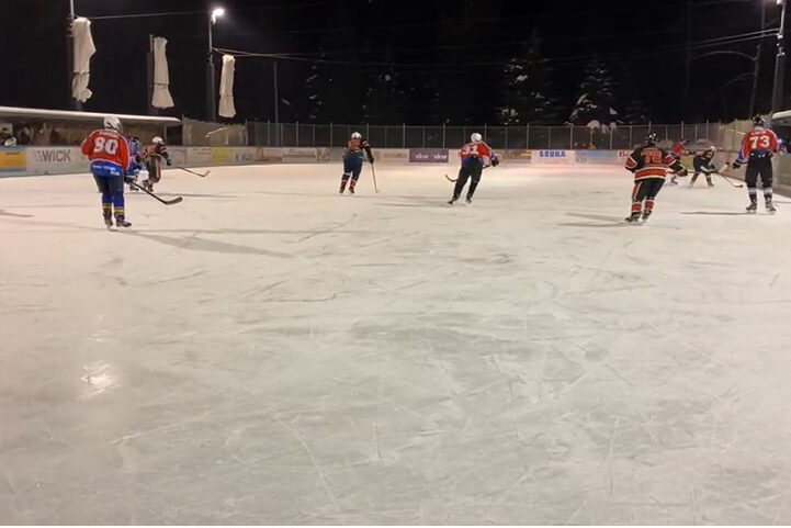 chiefs gegen weiherwings wael 2021/22 Eishockeyspieler der Teams Chiefs und Weiher Wings beim Spiel im abendlichen Kunsteisstadion in Lindenberg.