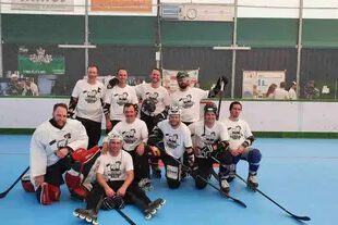 Hutstadt Hats beim Turnier in Deggendorf Eine Gruppe von Eishockeyspielern in weißen Trikots posiert auf einem Hallen-Eisplatz mit Hockeyschlägern.