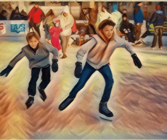 Zwei Kinder lernen im Kunsteisstadion Lindenberg Schlittschuhlaufen, umgeben von weiteren Eisläufern.