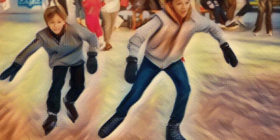 Schlittschuhlaufen lernen Zwei Kinder lernen im Kunsteisstadion Lindenberg Schlittschuhlaufen, umgeben von weiteren Eisläufern.