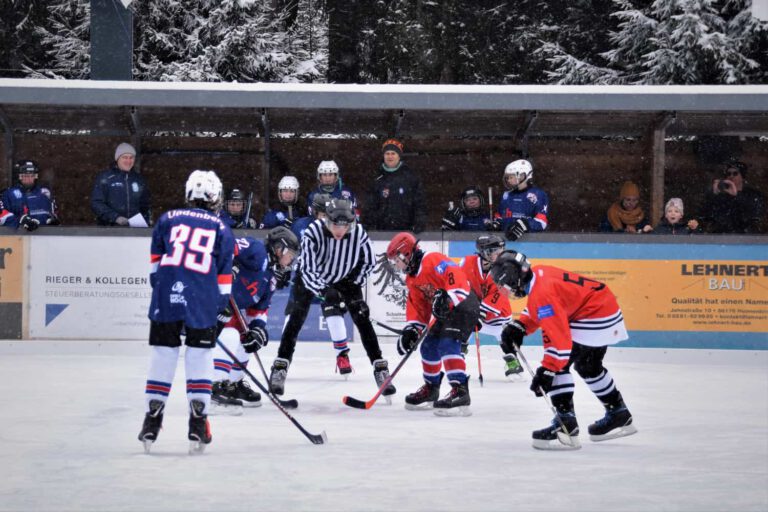 Jugend-eishockey-tvl-2023 Jugendliche beim Eishockeyspiel auf Eisplatz Lindenberg, Schiedsrichter bereitet das Bully zwischen zwei Teams vor.