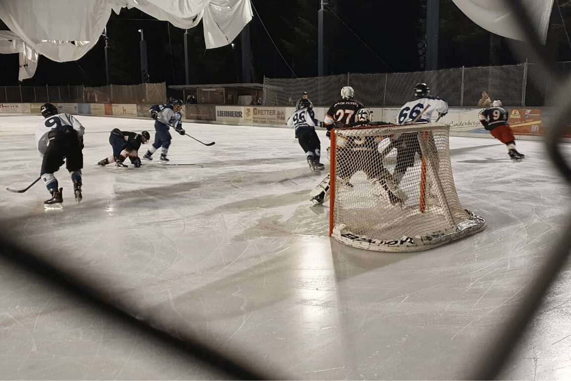 Playoffs-wael-division-1-halbinale-2023 Eishockey-Spiel auf dem Eisplatz Lindenberg während der Playoffs 2023, Spieler kämpfen um die Scheibe vor dem Tor.