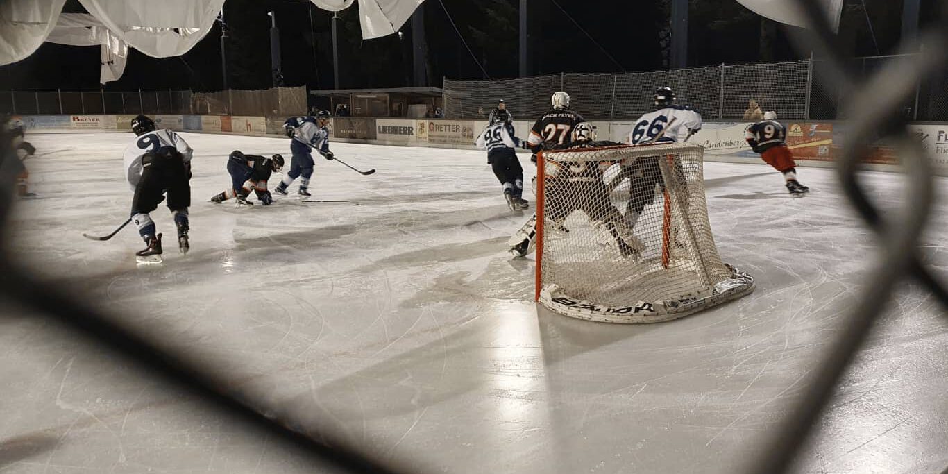 Playoffs-wael-division-1-halbinale-2023 Eishockey-Spiel auf dem Eisplatz Lindenberg während der Playoffs 2023, Spieler kämpfen um die Scheibe vor dem Tor.