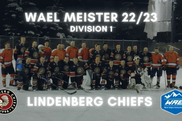 WAEL-Meister-Chiefs-22-23 Die Eishockeymannschaft Lindenberg Chiefs posiert als WAEL Meister 22/23 Division 1 mit Pokal auf dem Eisplatz.