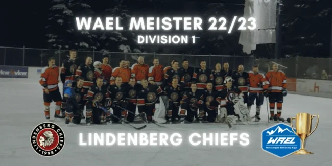 Die Eishockeymannschaft Lindenberg Chiefs posiert als WAEL Meister 22/23 Division 1 mit Pokal auf dem Eisplatz.