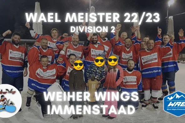 WAEL-Meister-weiherwings-22-23 Eishockeyteam Weiher Wings Immenstaad jubelt mit Pokal auf dem Kunsteisplatz, Titelgewinn in der Saison 22/23 Division 2.