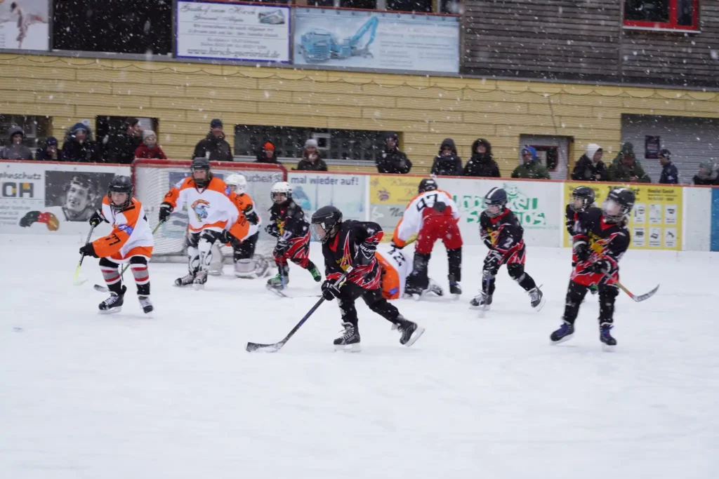 TVL Eishockeyjugend U11 beim Spiel in Marktoberdorf