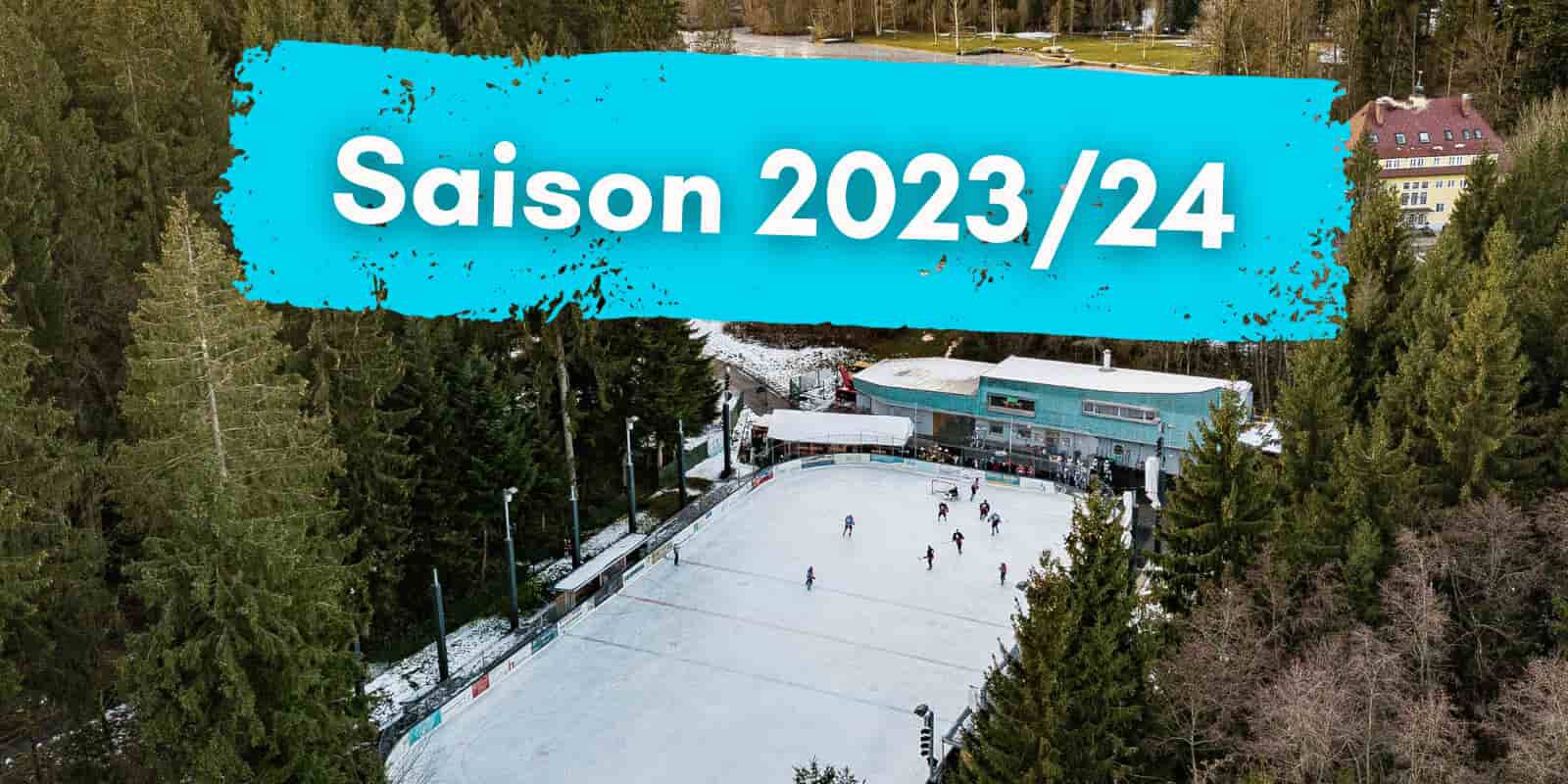 Luftaufnahme des Eisplatzes Lindenberg im Wald, mit Schlittschuhläufern, Text „Saison 2023/24“ im Vordergrund.