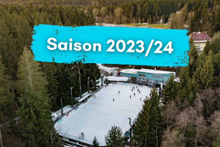 saisoninfos 23-24 Luftaufnahme des Eisplatzes Lindenberg im Wald, mit Schlittschuhläufern, Text „Saison 2023/24“ im Vordergrund.