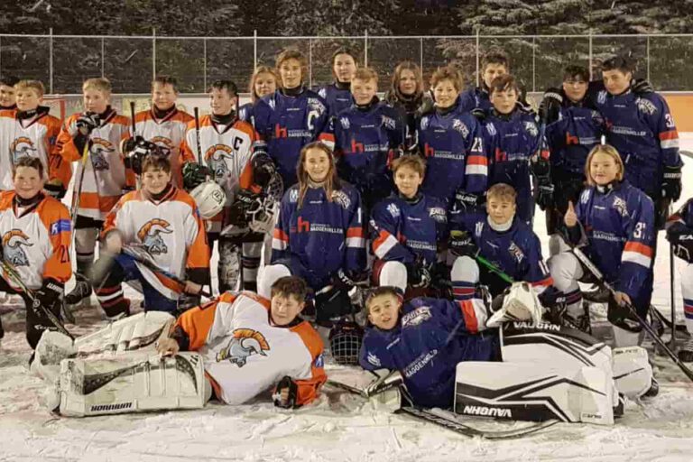 Foto von Jugend-Eishockeyteams: Lindenberger U15 Bulls mit blauen Trikots, Marktoberdorfer Amigos in weiß
