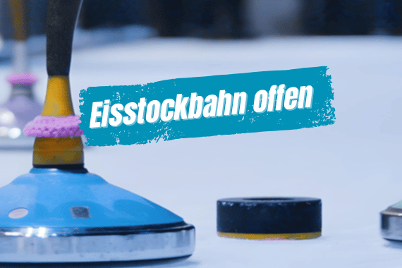 Eisstock auf Eisfläche mit Beschriftung "Eisstockbahn offen" bei eisiger Kulisse in Lindenberg.