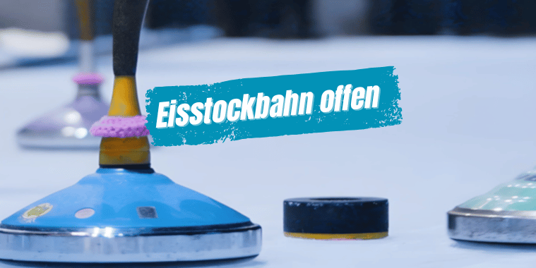 Eisstock auf Eisfläche mit Beschriftung "Eisstockbahn offen" bei eisiger Kulisse in Lindenberg.