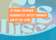 Buntes Plakat mit der Ankündigung einer Eisdisco ab 17:30 Uhr und einem Logo im Hintergrund.