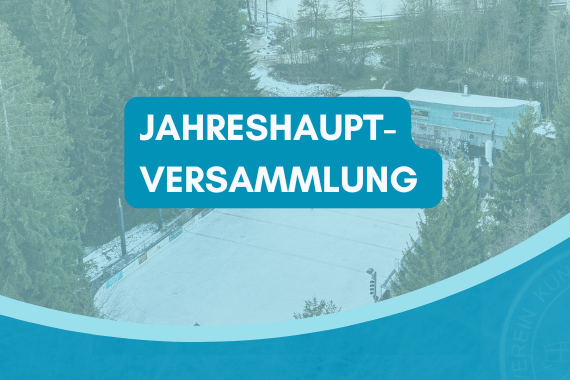 Jahreshauptversammlung Ankündigung vor einem winterlichen Kunsteisstadion mit umgebenden Bäumen.