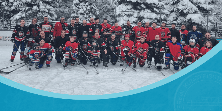 Eine Gruppe von Eishockeyspielern in bunten Teamtrikots posiert lächelnd auf einem verschneiten Eisplatz.