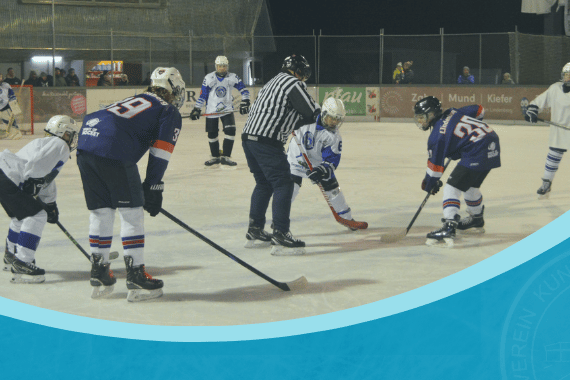 Eishockey-Spieler treten beim Bully-Duell auf dem Eisplatz Lindenberg gegeneinander an, unter Flutlicht.