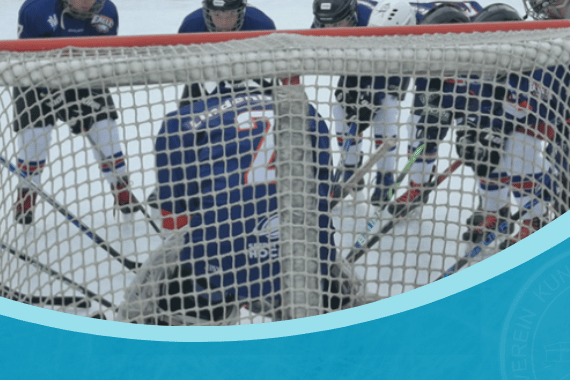 extra-eiszeiten-blog-header (6) Eishockeyspieler in Aktion vor dem Tor auf dem Eisplatz Lindenberg, detailreiche Netzaufnahme im Vordergrund.