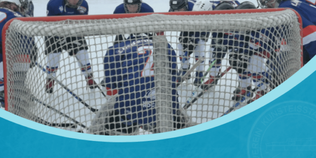 extra-eiszeiten-blog-header (6) Eishockeyspieler in Aktion vor dem Tor auf dem Eisplatz Lindenberg, detailreiche Netzaufnahme im Vordergrund.