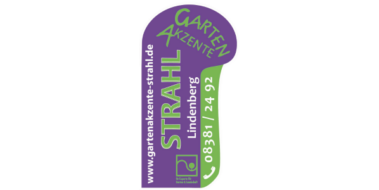 Lila-grüner Schriftzug "Gartenakzente Strahl Lindenberg" mit Kontaktdetails auf geschwungener Form.