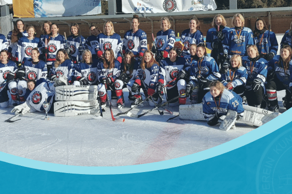 Fraueneishockeyteam Lindians Eagles in blauen und weißen Trikots posiert auf dem Eisplatz in Lindenberg.