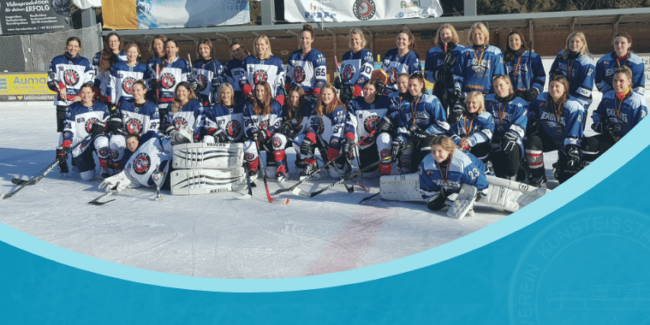 Fraueneishockeyteam Lindians Eagles in blauen und weißen Trikots posiert auf dem Eisplatz in Lindenberg.
