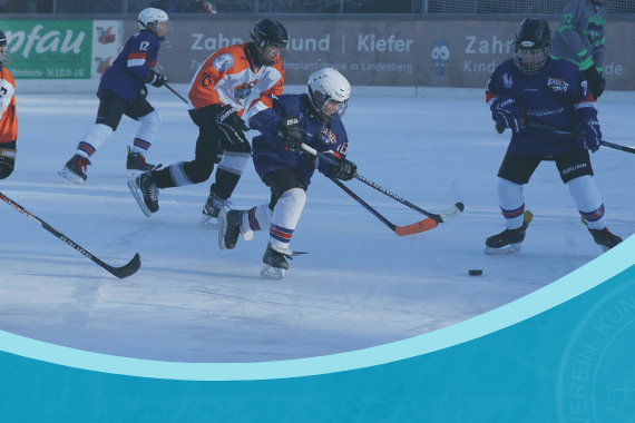 Jugendliche Eishockeyspieler in Aktion auf dem Eisplatz Lindenberg, in den Trikots der TV Bulls.