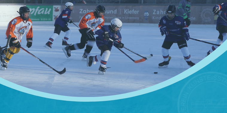 tv-bulls-spiel-bulls-11-1-25 Jugendliche Eishockeyspieler in Aktion auf dem Eisplatz Lindenberg, in den Trikots der TV Bulls.