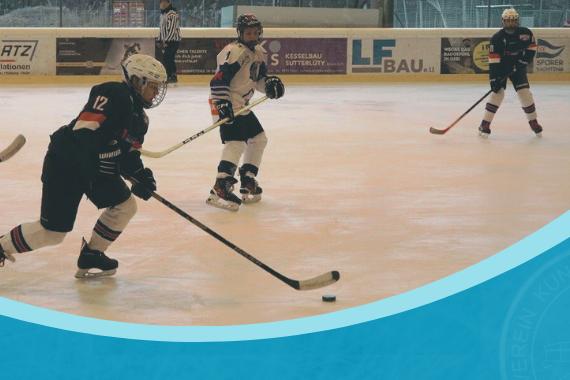 Eishockeyspieler in Aktion auf dem Eisplatz Lindenberg; TVL Bulls gegen EHC Hard, bei einem spannenden Match.
