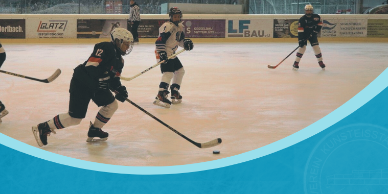 Eishockeyspieler in Aktion auf dem Eisplatz Lindenberg; TVL Bulls gegen EHC Hard, bei einem spannenden Match.
