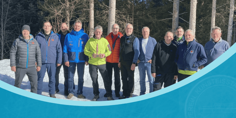 Eine Gruppe von Männern steht im Schnee beim Eisstock-Turnier 2025, einige tragen bunte Jacken.