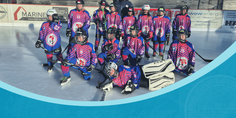 extra-eiszeiten-blog-header (9) Eine Gruppe Kinder in Eishockey-Ausrüstung posiert auf einer Eisfläche unter einem blauen Banner.