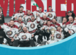Die Eishockeymannschaft Chiefs feiert den Meistertitel auf dem Eis, Spieler posieren jubelnd mit Pokal und Medaillen.