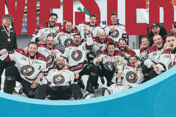 chiefs-meister Die Eishockeymannschaft Chiefs feiert den Meistertitel auf dem Eis, Spieler posieren jubelnd mit Pokal und Medaillen.