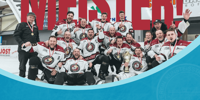 chiefs-meister Die Eishockeymannschaft Chiefs feiert den Meistertitel auf dem Eis, Spieler posieren jubelnd mit Pokal und Medaillen.