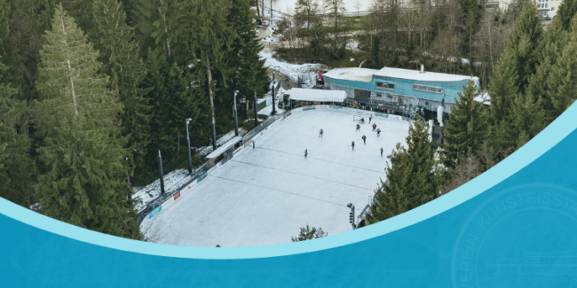 eisplatz-saisonende 24-25 Luftaufnahme des Eisplatzes Lindenberg, umringt von Bäumen, mit Menschen beim Schlittschuhlaufen.