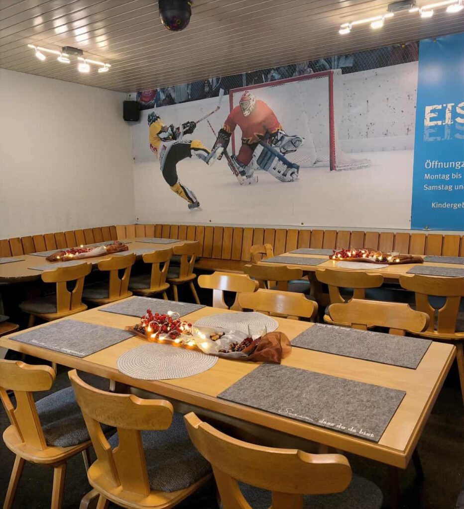 Tische und Stühle im Eisstüble
