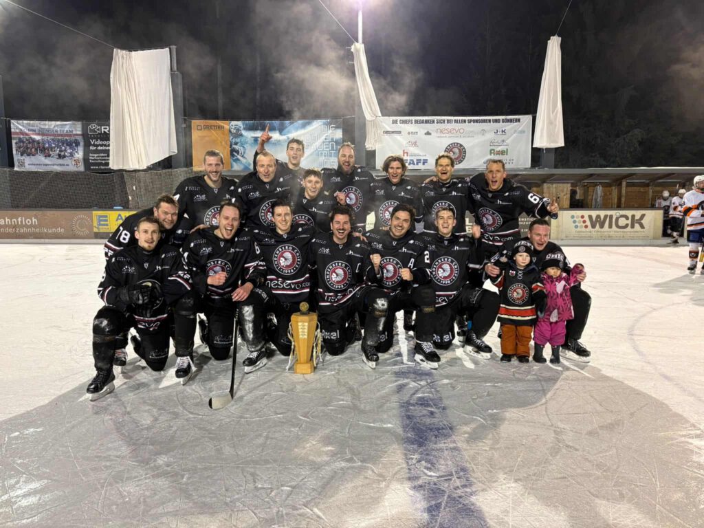 Spieler der Lindenberg Chiefs mit Pokal