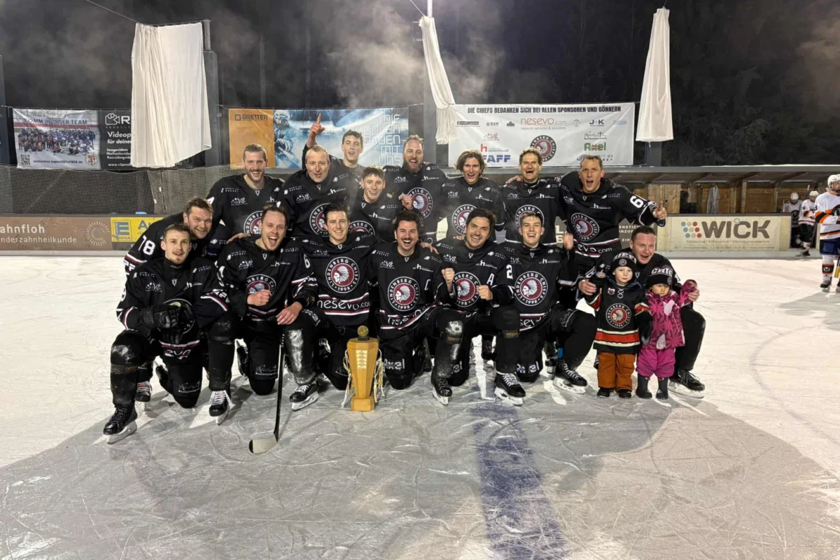 Chiefs WAEL-Meister 2025/26 Spieler der Lindenberg Chiefs mit Pokal