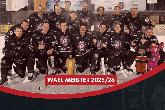 Spieler der Chiefs feiern Meisterschaft mit Pokal.