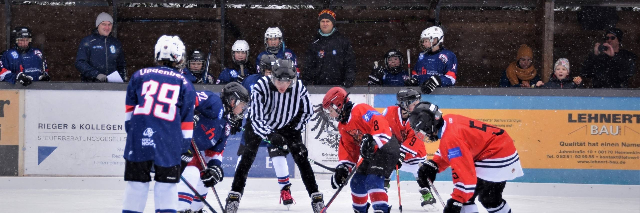 Nachwuchs-Eishockey am Eisplatz Lindenberg: Bully zwischen zwei Jugendmannschaften